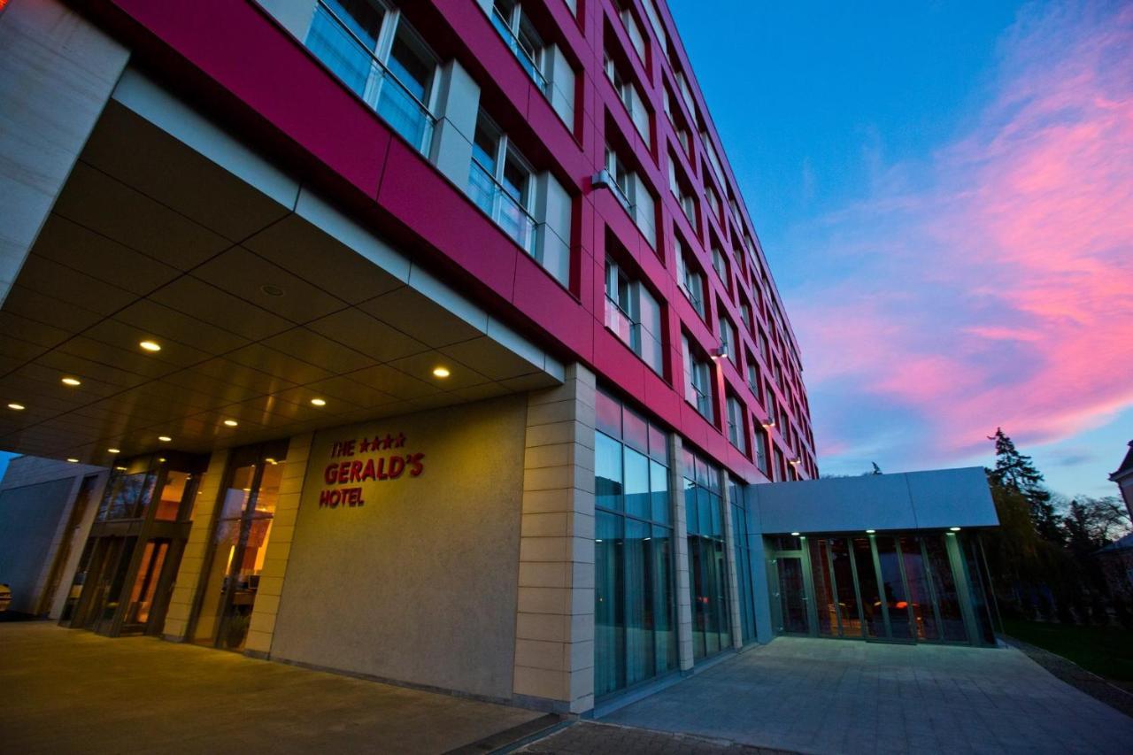 The Gerald'S Hotel Radauti Exterior foto